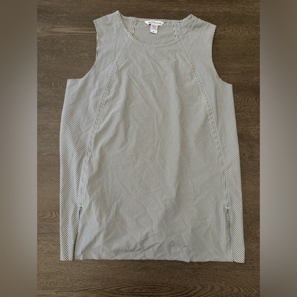 LIKE NEW ATHLETA GREY AND WHITE STRIPED TOP - Size Medium SKU:380